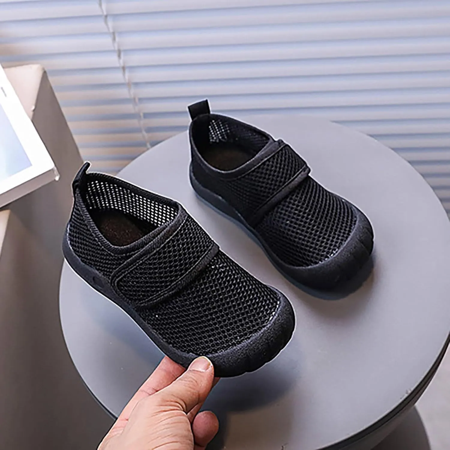 Summer New Hollowed Breathable Mesh Shoes Boys Baotou Anti Kick Sandals Girls Solid Color Beach Shoes Takeaway Sandal